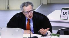 El fiscal Mario Pieiro preguntando a uno de los forenses en la sesin de este martes