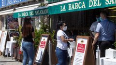 Clientes en el exterior de un restaurante de Barcelona