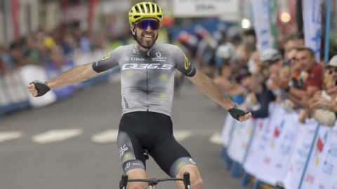 Howson celebra su victoria en la primera etapa de la Vuelta a Asturias