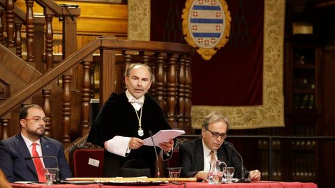 El presidente asturiano, Adri�n Barb�n, el rector de la Universidad de Oviedo, Ignacio Villaverde y el ministro de Universidades, Joan Subirats