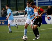 El lateral Ra�l, que marc� de falta, en una jugada ante el lucense Rafa.