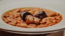 El Llar de la Catedral destaca por ofrecer comida tradicional asturiana de la mejor calidad. En la imagen uno de sus platos de fabada