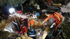 Cient�ficos trabajando en la Galer�a de las Estatuas, en Atapuerca.