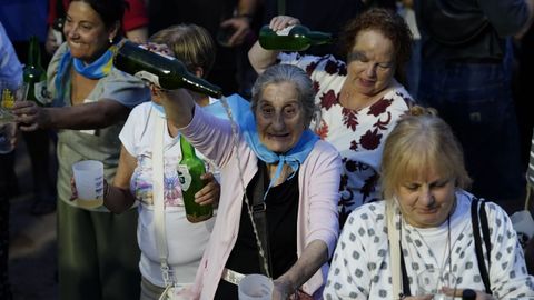  Gij�n celebra una nueva edici�n del escanciado simult�neo de sidra