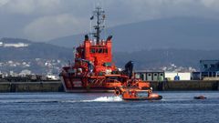 El Mar�a Pita y una lancha auxiliar de ese buque de Salvamento, hace unos d�as, en A Pobra do Carami�al