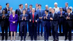 Los l�deres del G20 aplauden tras posar para la foto de la familia, de la que Trump sali� r�pidamente