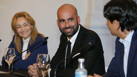 Claudio Gir�ldez, con la presidenta y el director de f�tbol del Celta, Mari�n Mouri�o y Marco Garc�s.