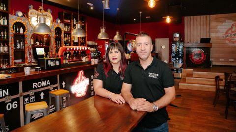 Vernica Martnez y Santiago Pimentel estn al frente del bar Esconditte Ingls en A Ra.