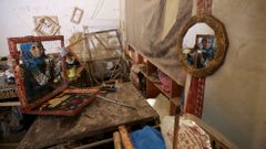 Una habitante de Gaza que sobrevive vendiendo marcos en el mercado.