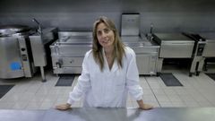 Mara Lois Prez en el corazn de Jardanay, una cocina de la que salen unos 8.500 mens diarios.