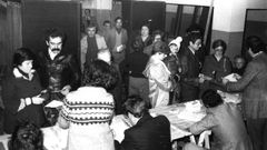 Ciudadanos en la votación del referendo para aprobar la Constitución de 1978
