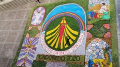 El tapiz elaborado este domingo a la puerta de la catedral de Mondo�edo