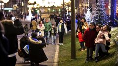 Tr�fico cortado en el centro de vigo para disfrutar del alumbrado navide�o con autobuses y taxis pasando�