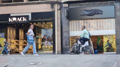 La nueva l�nea de Krack the Walk abrir� al lado de la zapater�a Krack