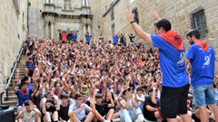 Foto de familia de�Amencer en la Praza Maior.