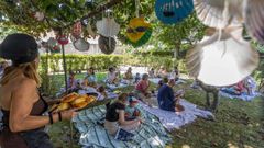 <span lang= gl >Un pequeno para�so de sombra e libros na Illa de Arousa</span>
