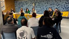 La edil Silvia Colmenero, la alcaldesa Elena Candia y la supervisora de infraestructuras Mar�a Reigosa, en la reuni�n con los placeros.