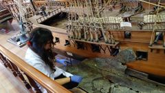 Una arqueloga de Fedas trabaja en el Museo Naval con restos del forro exterior de la Magdalena