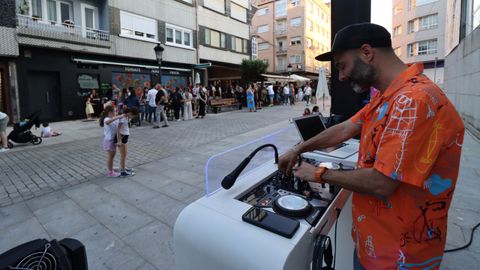 DJ en la calle peatonal de Boiro