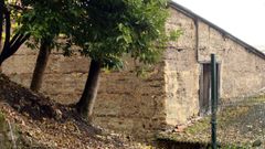 Una construccin en tapia en un lateral de una casa del casco urbano de Monforte