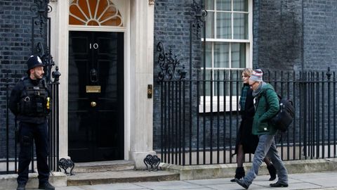 El principal y pol�mico asesor de Johnson, Dominic Cummings, quien contrat� al cesado Andrew Sabisky, llega a Downing Street en una imagen de archivo