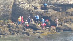 Una mujer cae a las rocas en la escalera 1 de la playa de San Lorenzo