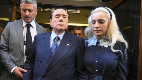 Berlusconi abandona una reunin con su grupo parlamentarios, acompaado de la diputada Marta Fascina.