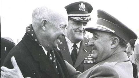 Franco abraza a Eisenhower en 1953