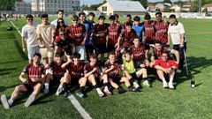Los jugadores del filial del Lal�n festejando el ascenso.