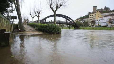 El agua lleg� a algunas zonas del paseo fluvial de Monforte