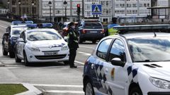 Agentes de la Polic�a Local de Viveiro regulando el tr�fico en una manifestaci�n