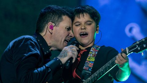 Dani Mart�n, cantando junto a un fan
