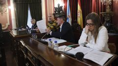 La extesorera, que asume de forma provisional el puesto del interventor, tambi�n cesado, se estren� ayer en el pleno. Tambi�n fue la primera sesi�n de Rafael Mart�nez Cachafeiro como portavoz de DO. �O ventr�locuo J�come cambiou de boneco�, ironiz� la socialista Natalia Gonz�lez.