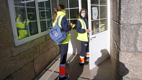 Reportaje con las enfermeras Sonia Garca y Blanca Luaces del equipo de soporte de atencin domiciliaria con base en Arcade. La jornada termina con la visita a los compaeros del centro de salud de A Lama para completar los informes