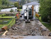 Una verja impide el paso del tr�fico en el puente para que las m�quinas puedan trabajar. 