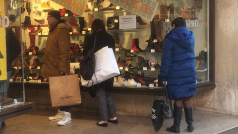 Los escaparates reluc�an con todo tipo de descuentos