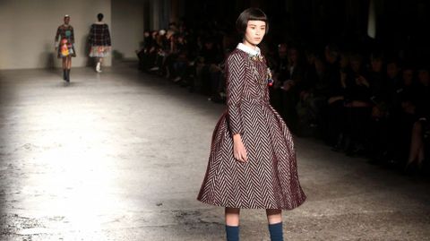 Una modelo con los diseños de Stella Jean.