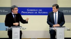 El presidente del Principado de Asturias, Javier Fern�ndez (d), y el ministro de Energ�a, Turismo y Agenda Digital, �lvaro Nadal (i), tras la firma de un nuevo convenio marco de colaboraci�n para el impulso econ�mico de las comarcas mineras del carb�n. EFE/Jos� Luis Cereijido