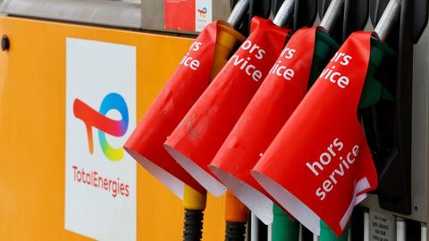 Surtidores fuera de servicio en una gasolinera de Niza