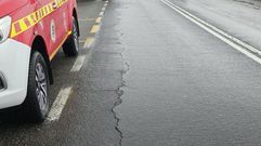 Grieta en la calzada de la PO-308 en A Granxa tras las lluvias