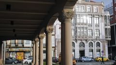 Las hermosas fachadas de los edificios de Rodolfo Ucha contrastan con los bajos comerciales abandonados y llenos de pintadas