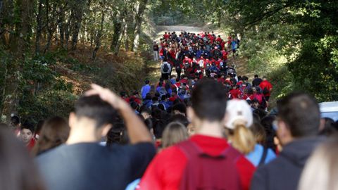 Imagen de archivo de un grupo numeroso de estudiante de Monforte recorriendo el Camino de Invierno por la Ribeira Sacra