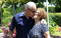 Ricardo Mart�nez y Luz Barros -ayer en su casa de �ntoma- no escatiman muestras de afecto. 