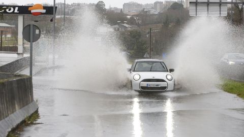 Agua embalsada en las carreteras de Lugo