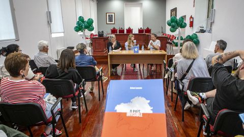 Arturo Lezcano present� su libro en el Concello de Noia