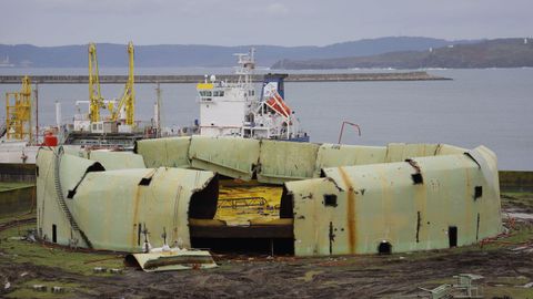 El tanque 902 de Repsol en el muelle petrolero, con la estructura exterior ya doblada