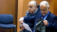 El lotero, Manuel Reija (a la izquierda) y su hermano Miguel, delegado de Loter�as en A Coru�a, llegaron este lunes por separado a la Audiencia Provincial de A Coru�a, donde se les juzga por un presunto delito de estafa y apropiaci�n indebida. En la imagen, Manuel recoge de su hermano un sobre con documentaci�n. 