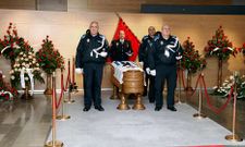 La juventud fue una de las apuestas de Roel, en la imagen su f�retro custodiado por la Polic�a Local.