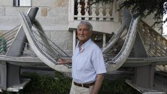 Ram�n posa frente a la maqueta que hizo del puente del Milenio