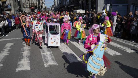 El multitudinario desfile escolar de entroido de Xinzo llen las calles del municipio